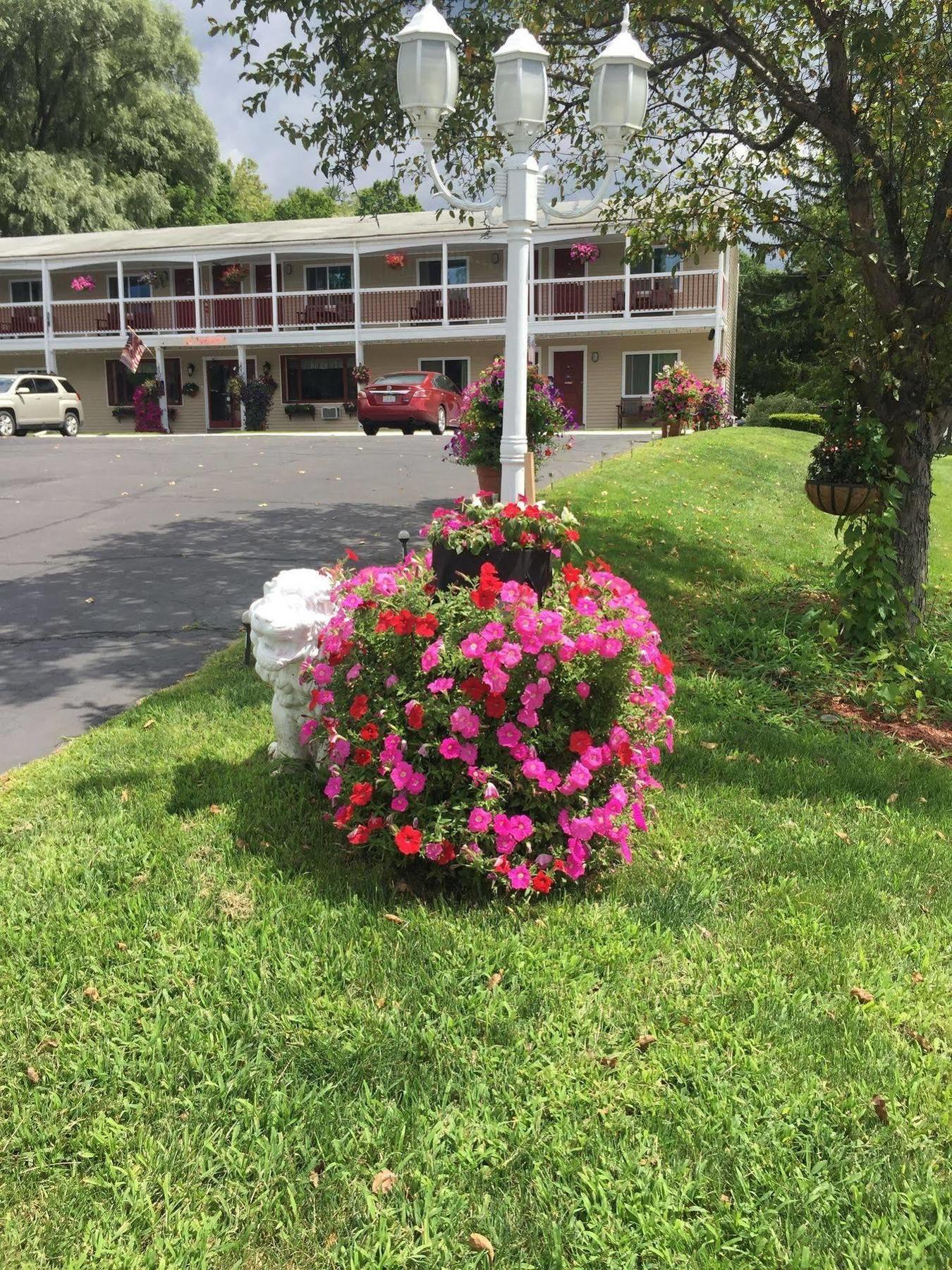 Cozy Corner Motel 2*