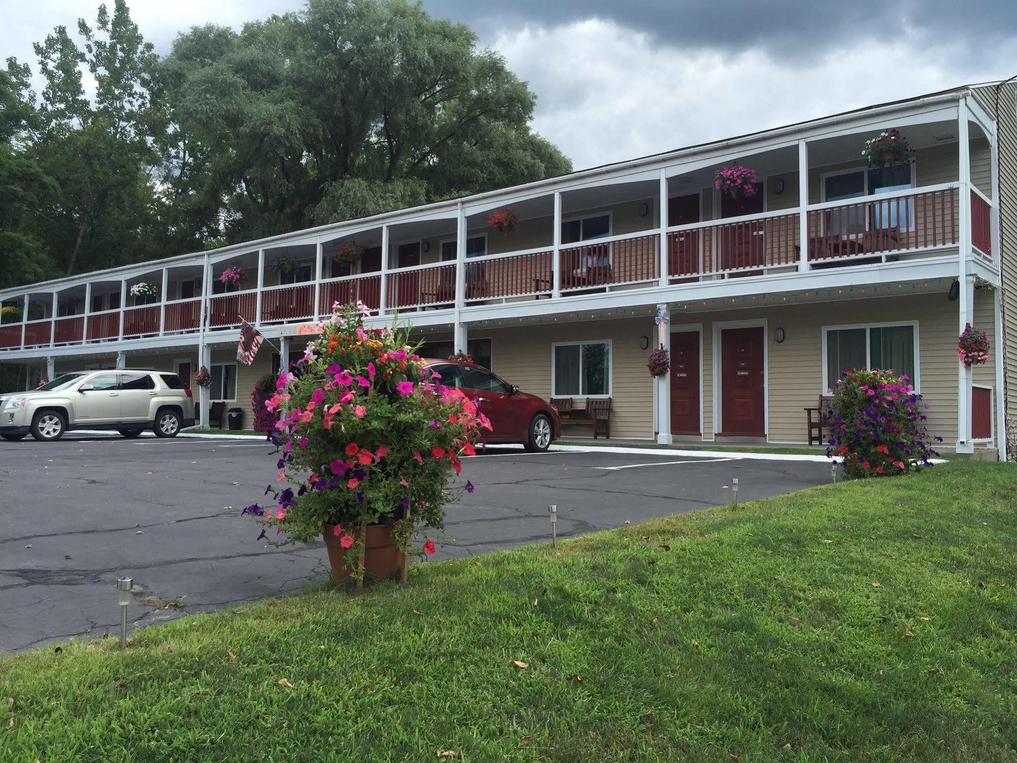 Cozy Corner Motel 2*